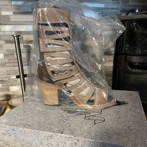 NEW - Freebird by Steven Lotus in the color Taupe.